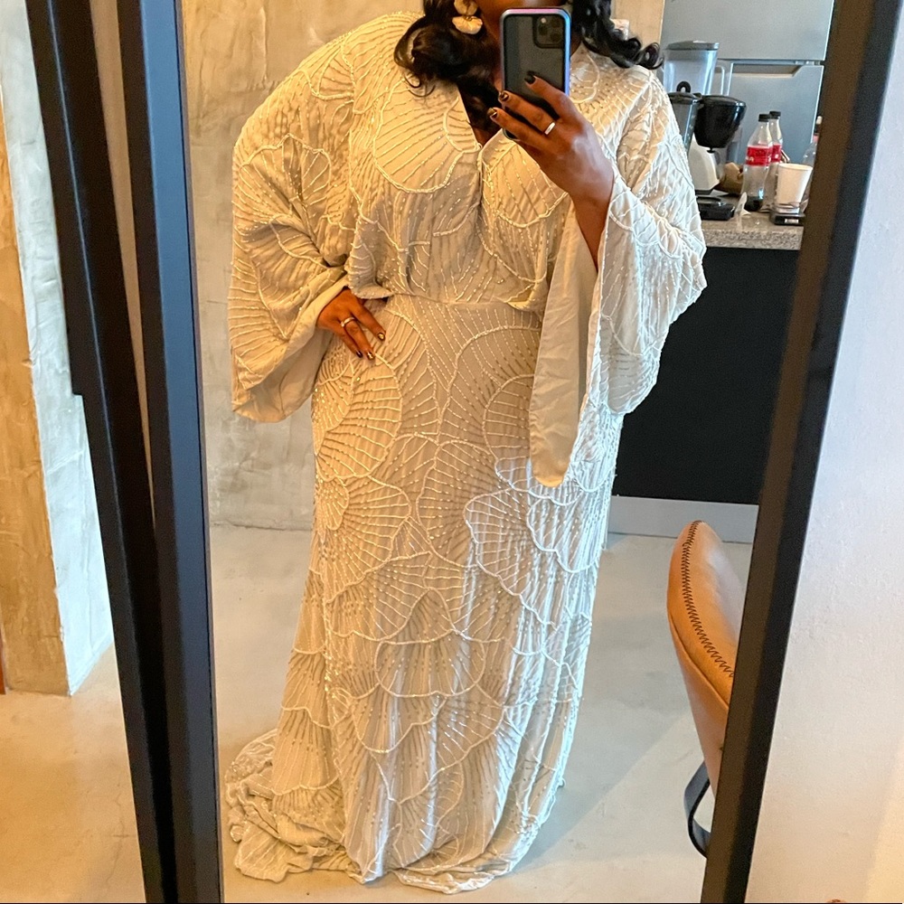 Curvy poppy scallop floral embellished pale gray dress